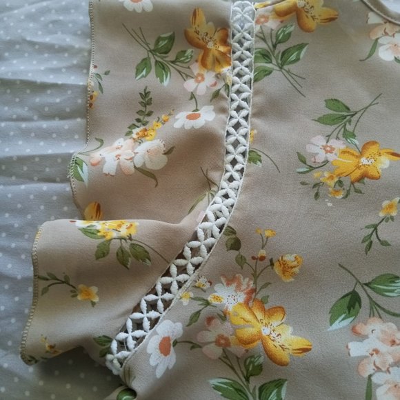 Women's Tan blouse with flowers size M - Picture 3 of 9